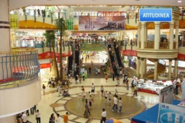 Atitudinea: Politicienii s-au dres după sărbători cu o şedinţă de shopping în mall